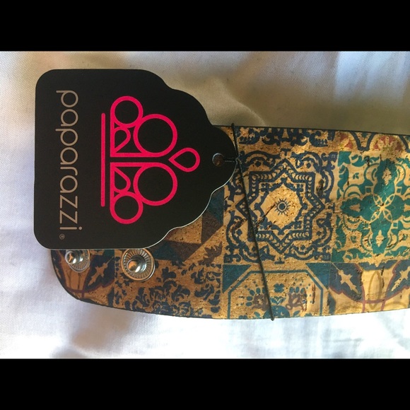 Paparazzi Bold Bracelet - Picture 1 of 8